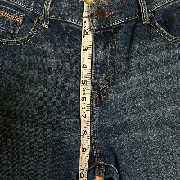 Levi’s 515 Women's Cuffed Capri jeans w/decorative stitching. Size 4. - Picture 7 of 8